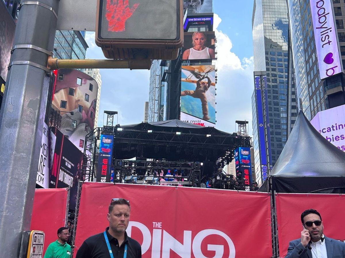 Épica llegada de Teófimo López al Times Square, curioso taxi que lo transportó y Nueva York se paraliza por la pelea del catracho