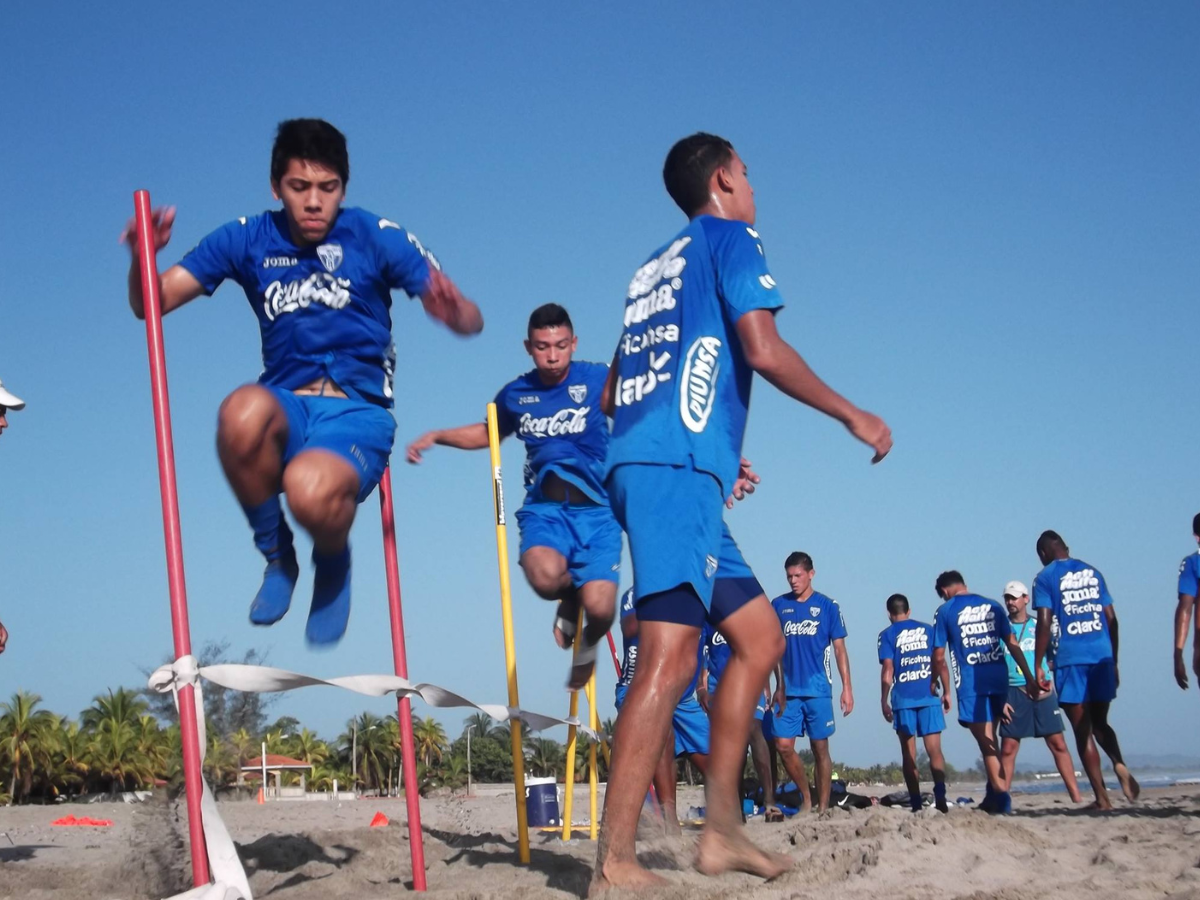 Ismael Santos en un entreno de playa con la Sub-17 de Honduras.