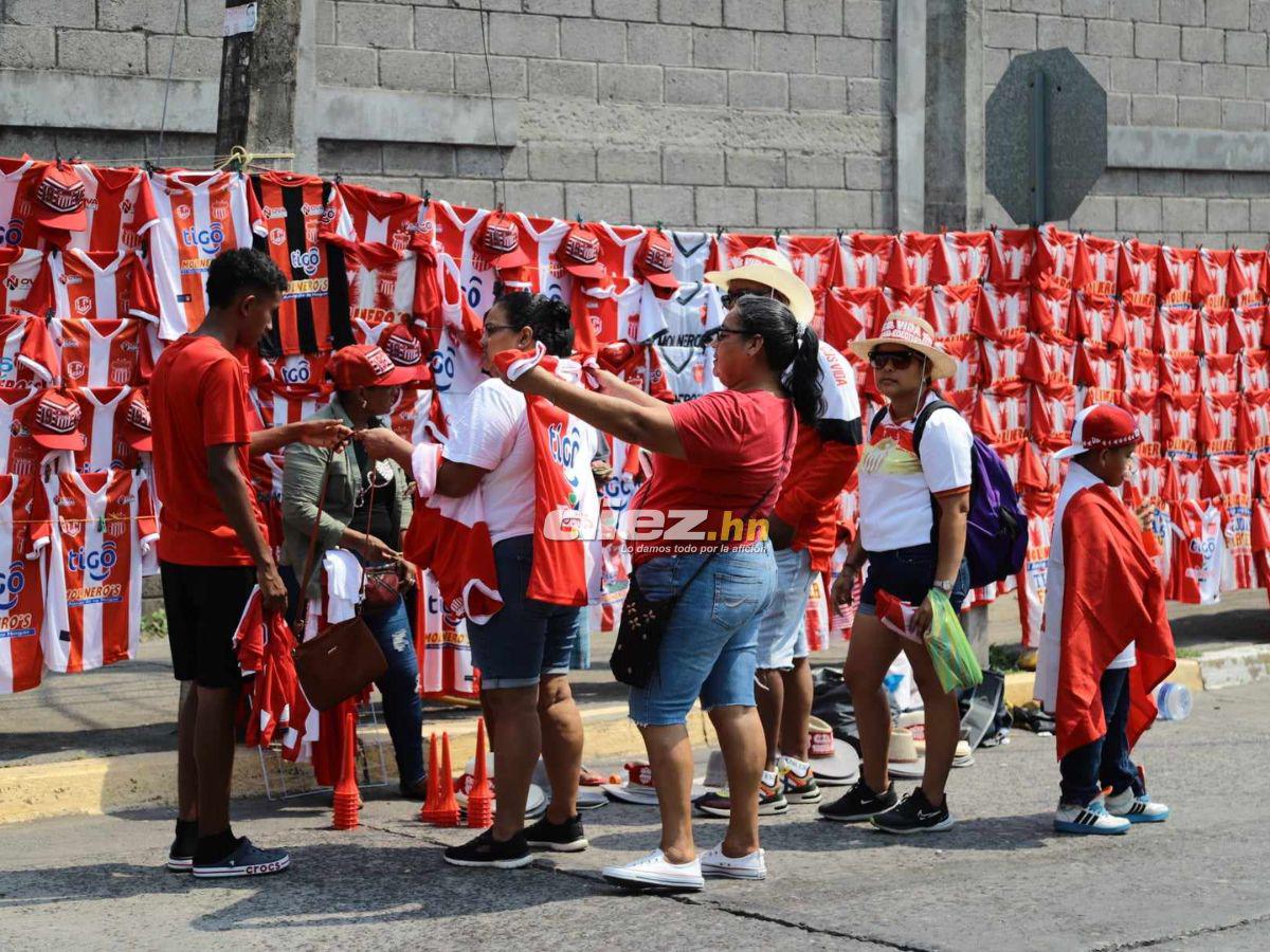 Marea Roja en La Ceiba, bellas hinchas del Vida invaden y aficionado se roba el show con extraño vestuario
