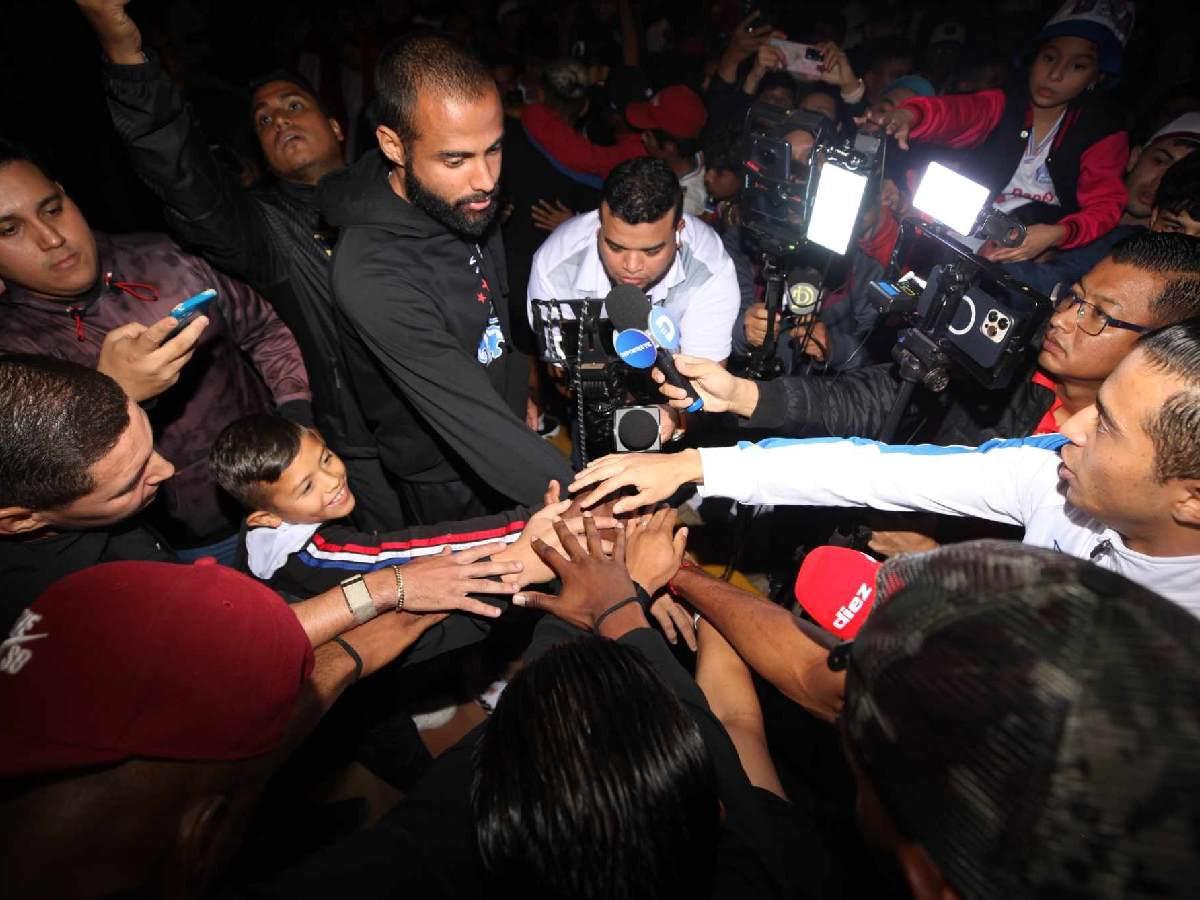 ¡El Penta se acerca! La alegría de Najar y la promesa de Arboleda al Olimpia: así se disfrutó el banderazo de la Ultra Fiel