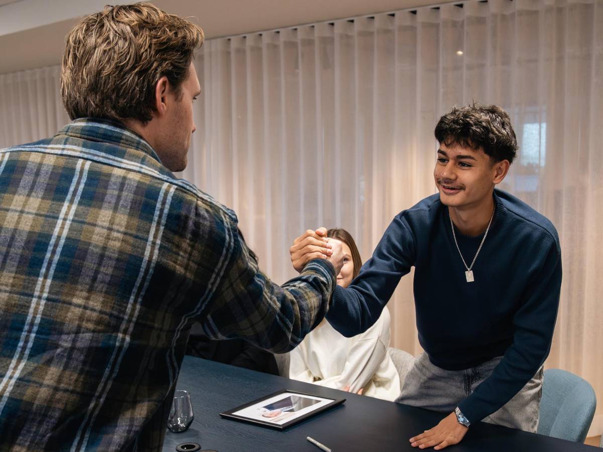 Hondureño sorprende y firma su primer contrato como profesional en histórico club de Europa