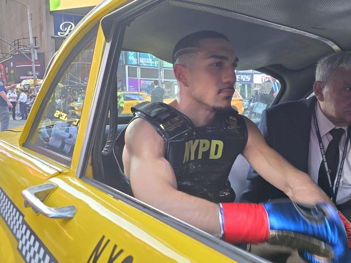 Épica llegada de Teófimo López al Times Square, curioso taxi que lo transportó y Nueva York se paraliza por la pelea del catracho