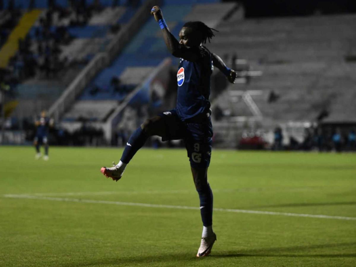 Agustín Auzmendi es líder solitario y Benguché lo persigue: Así está la tabla de goleadores del Apertura 2024