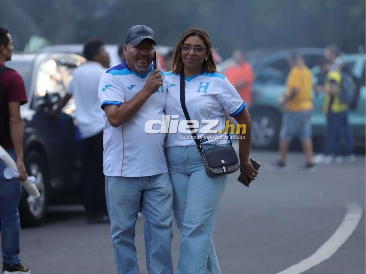 Ambientazo en el Nacional: Famosos, señor cautiva con curioso gorro y chicas enamoran en el Honduras-Jamaica