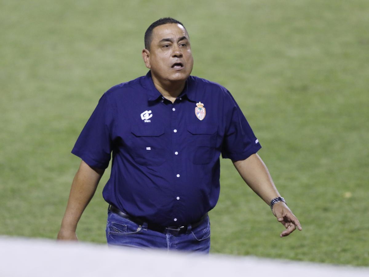 Jhon Jairo López se retracta y reafirma su compromiso con Real Sociedad... ¡seguirá siendo su técnico!