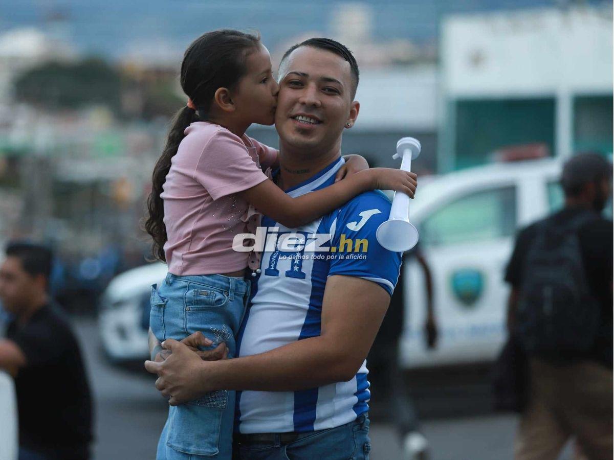 Ambientazo en el Nacional: Famosos, señor cautiva con curioso gorro y chicas enamoran en el Honduras-Jamaica