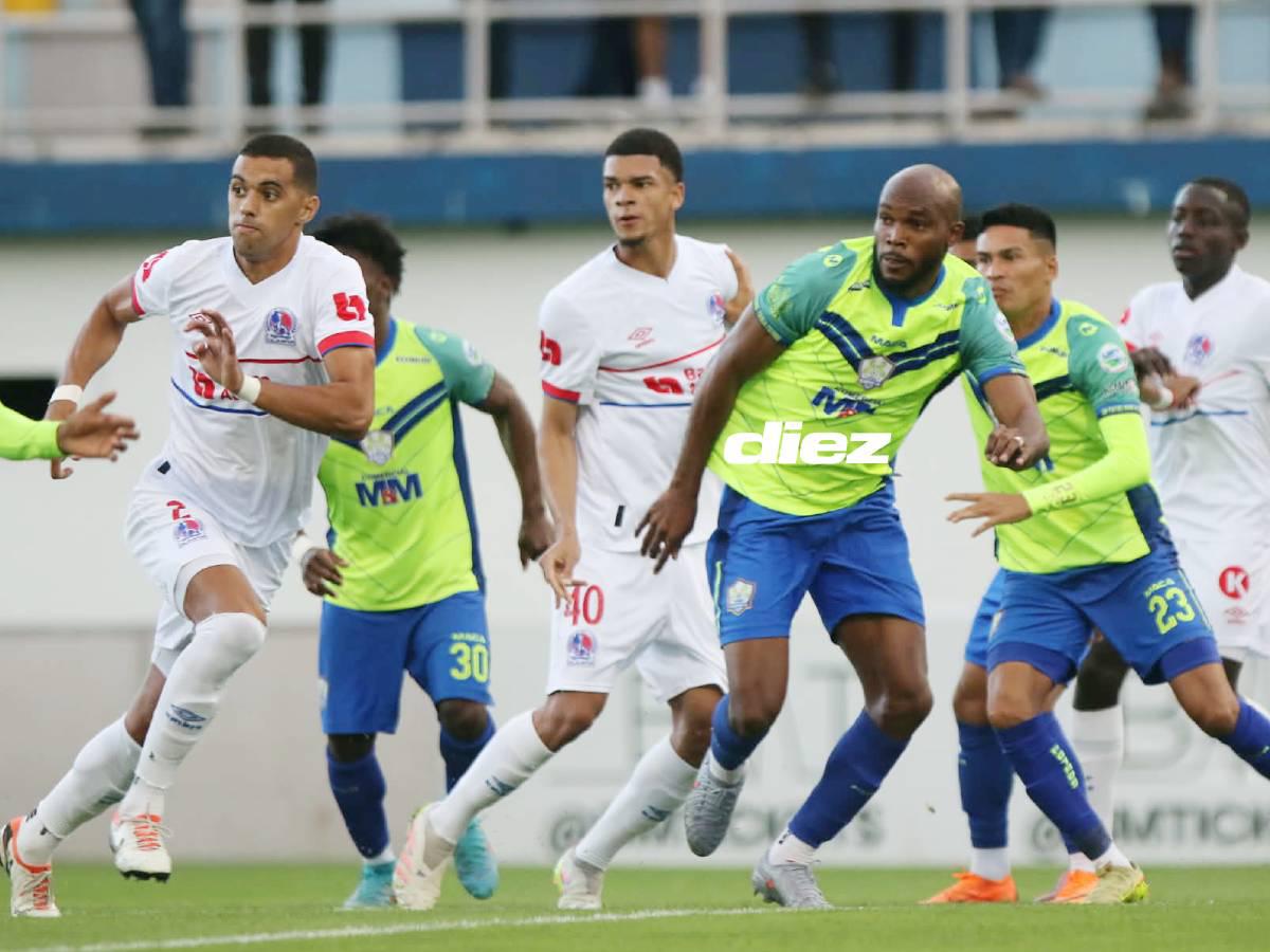 Concentrados todos para el tiro de esquina, pero se mantiene el cero. Foto Alex Pérez.