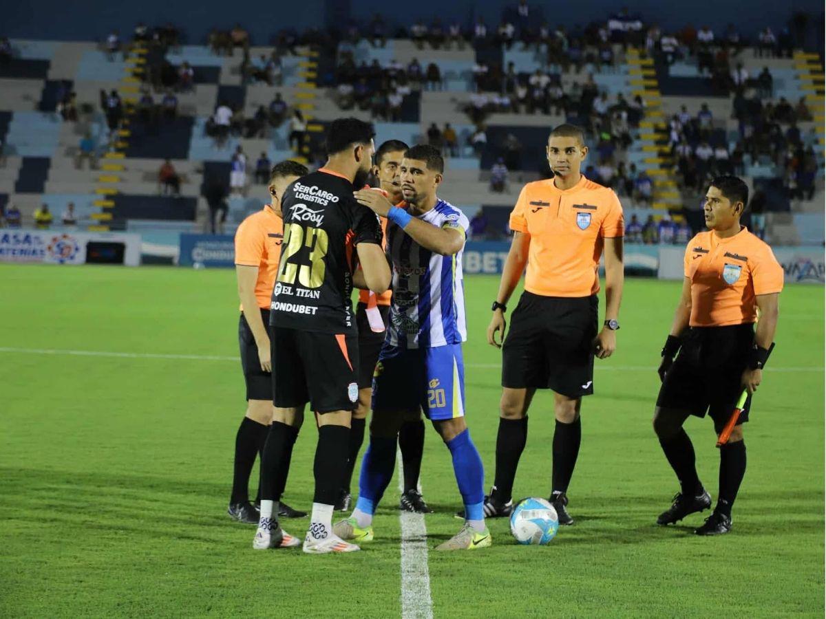 Chica de lentes enamoró, gestos tristes en Victoria tras goleada de Marathón y Messiniti con dedicatoria en La Ceiba