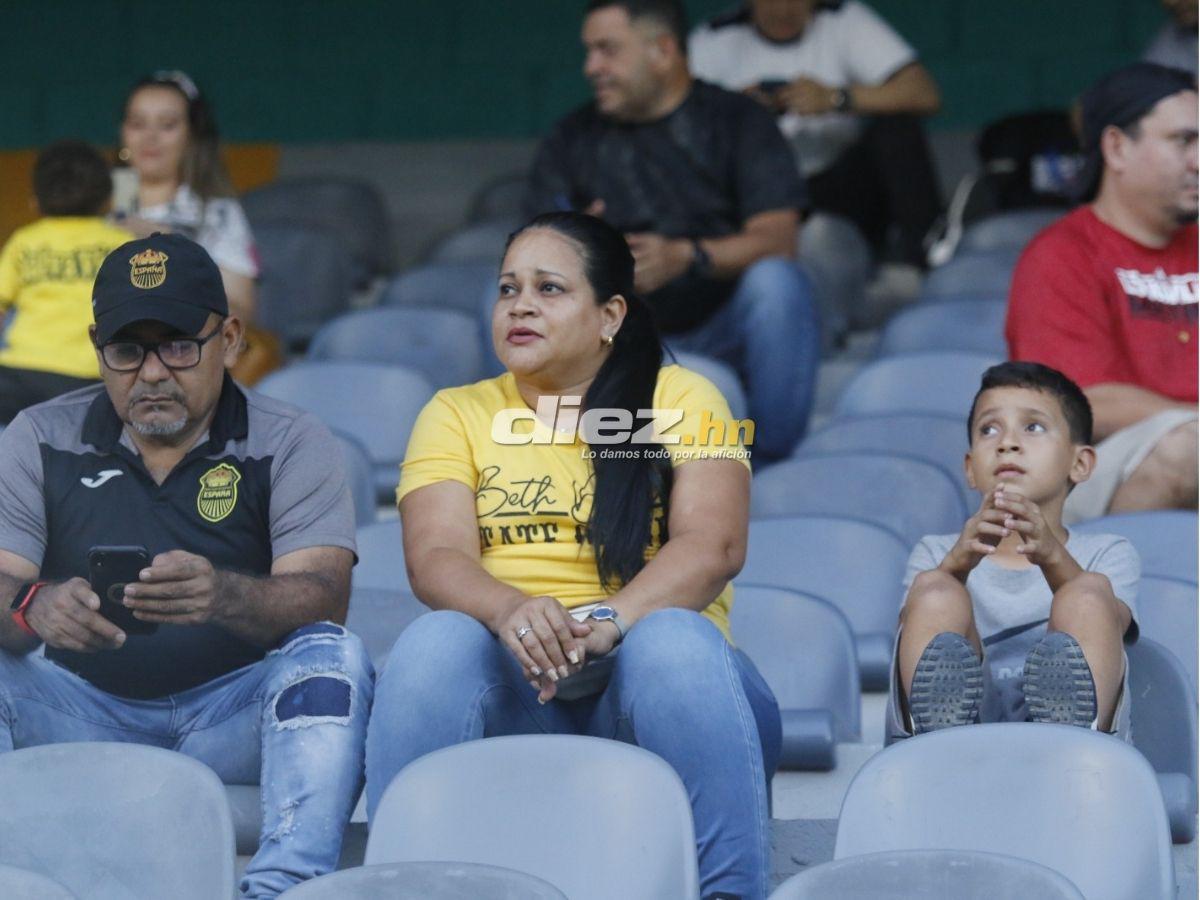 Afición del Real España sorprende con gigantesca manta, Blackburn silenció el Morazán y las bellas chicas