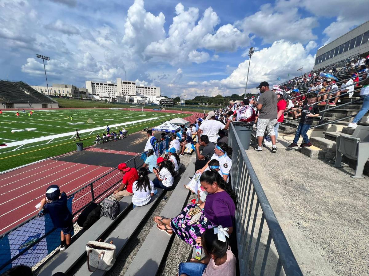 Belleza hondureña invade el Memorial Stadium de Durham para presenciar el amistoso Olimpia vs Comunicaciones
