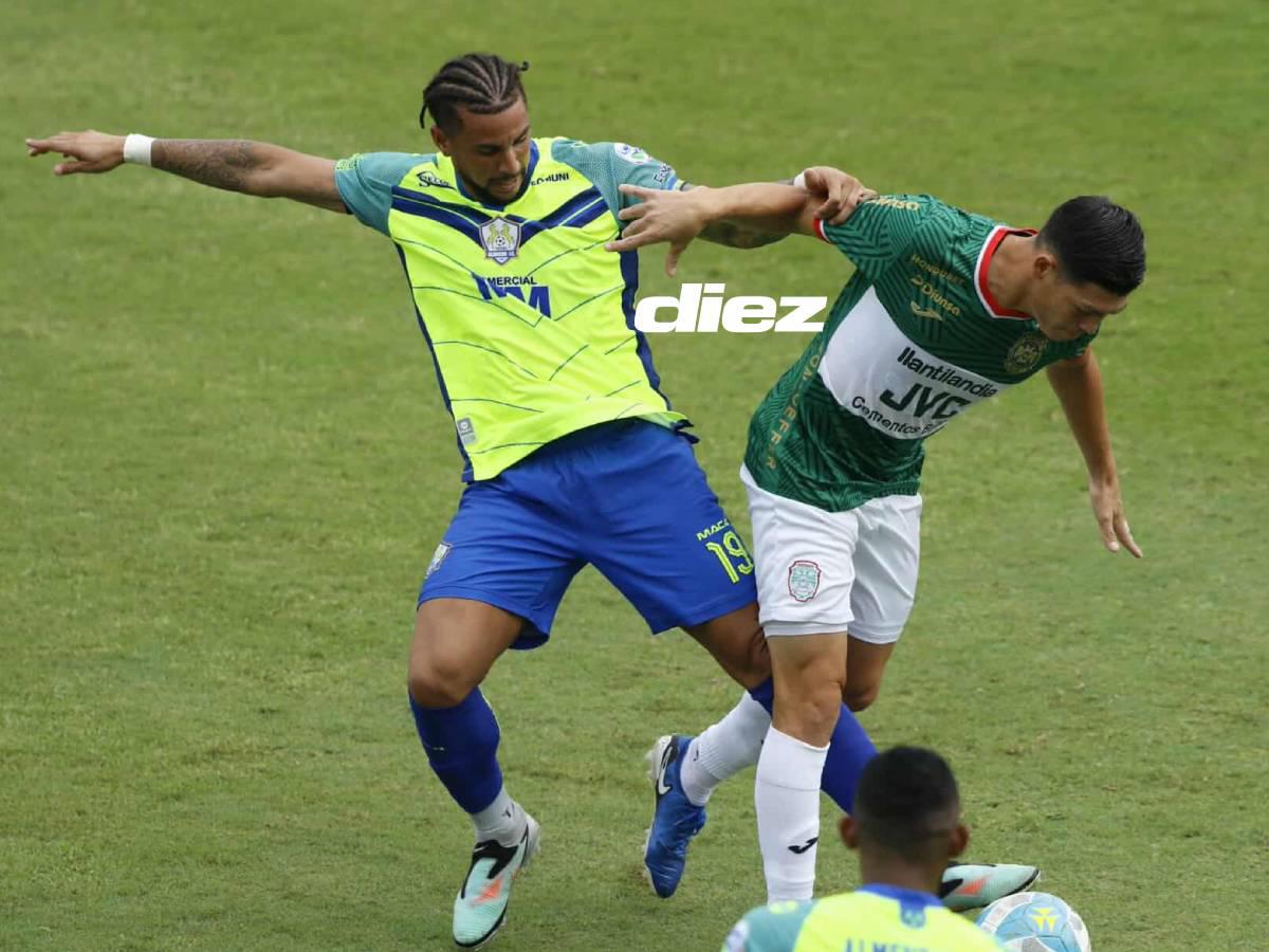 Lucha por el esférico entre el Chelito Martínz y Rodrigo de Olivera. Foto Neptalí Romero.