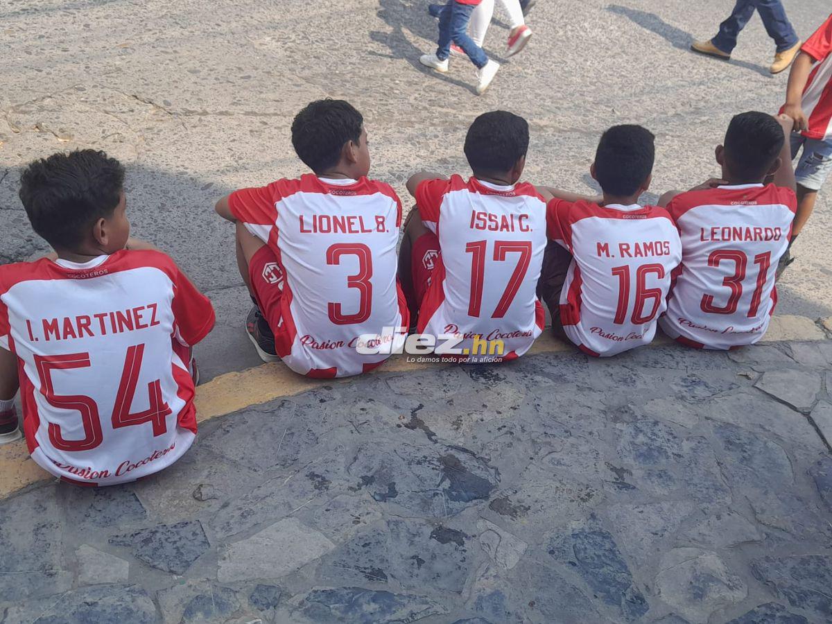 Marea Roja en La Ceiba, bellas hinchas del Vida invaden y aficionado se roba el show con extraño vestuario