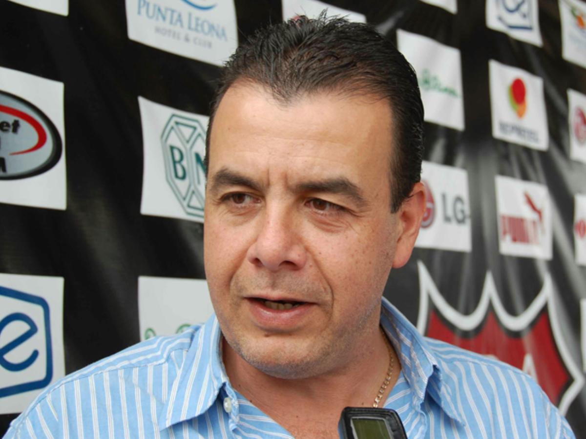 Alajuelense la pasa mal en Costa Rica y confirman el futuro de Óscar 'Machillo' Ramírez: Nuestro técnico se llama...