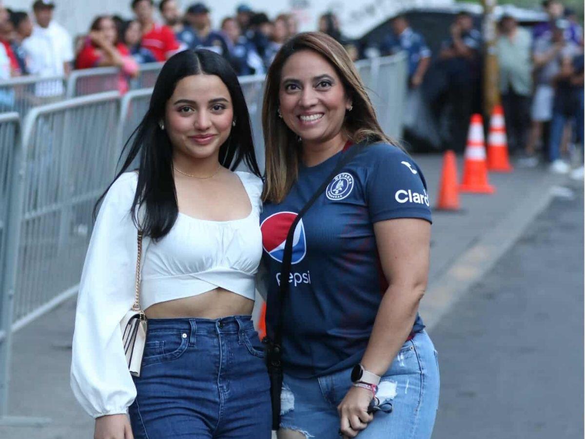 Marea Azul en el Nacional, infiltrados de Costa Rica, preciosa del Motagua captada y enmascarado sorprende