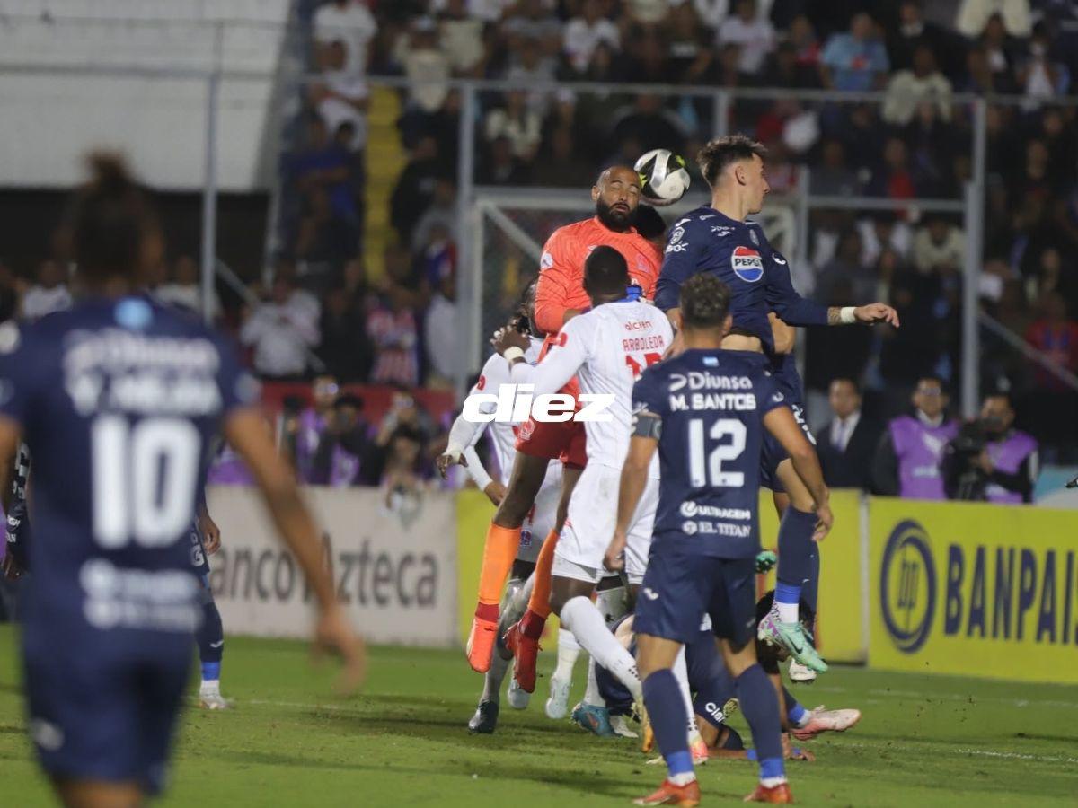 No se vio en TV: Llanto de jugador de Olimpia, integrante de Motagua desató la bronca y adiós especial de Troglio