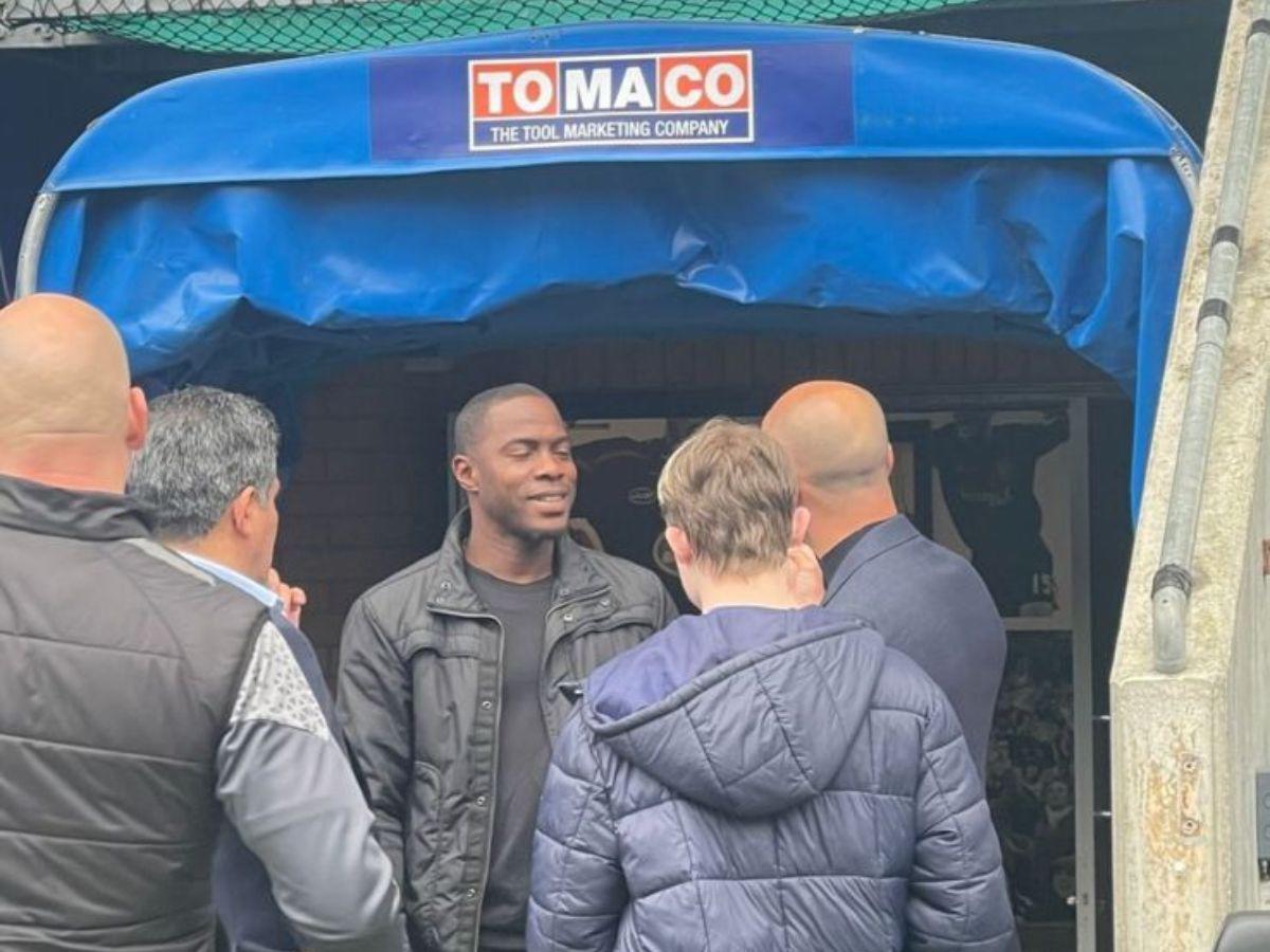 Maynor Figueroa regresó al Wigan de Inglaterra: momentazo con el DT de Cristiano Ronaldo y fan lo sorprendió con álbum