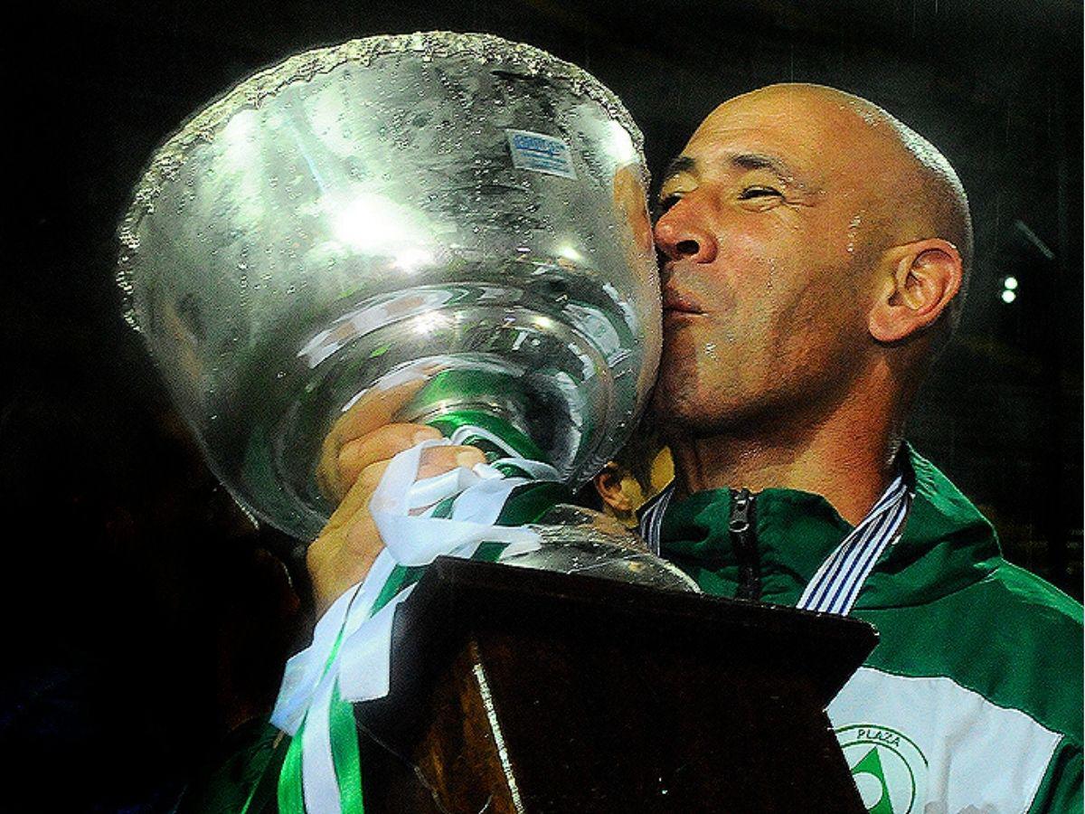 ¡Dos veces campeón en Uruguay! ¿Quién es Eduardo Espinel, el nuevo director técnico del Olimpia?