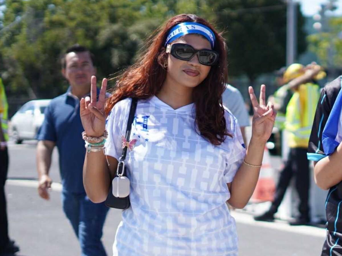 ¡Quiénes son las dos catrachas que se robaron las miradas! El Honduras vs México se engalana con hermosas aficionadas