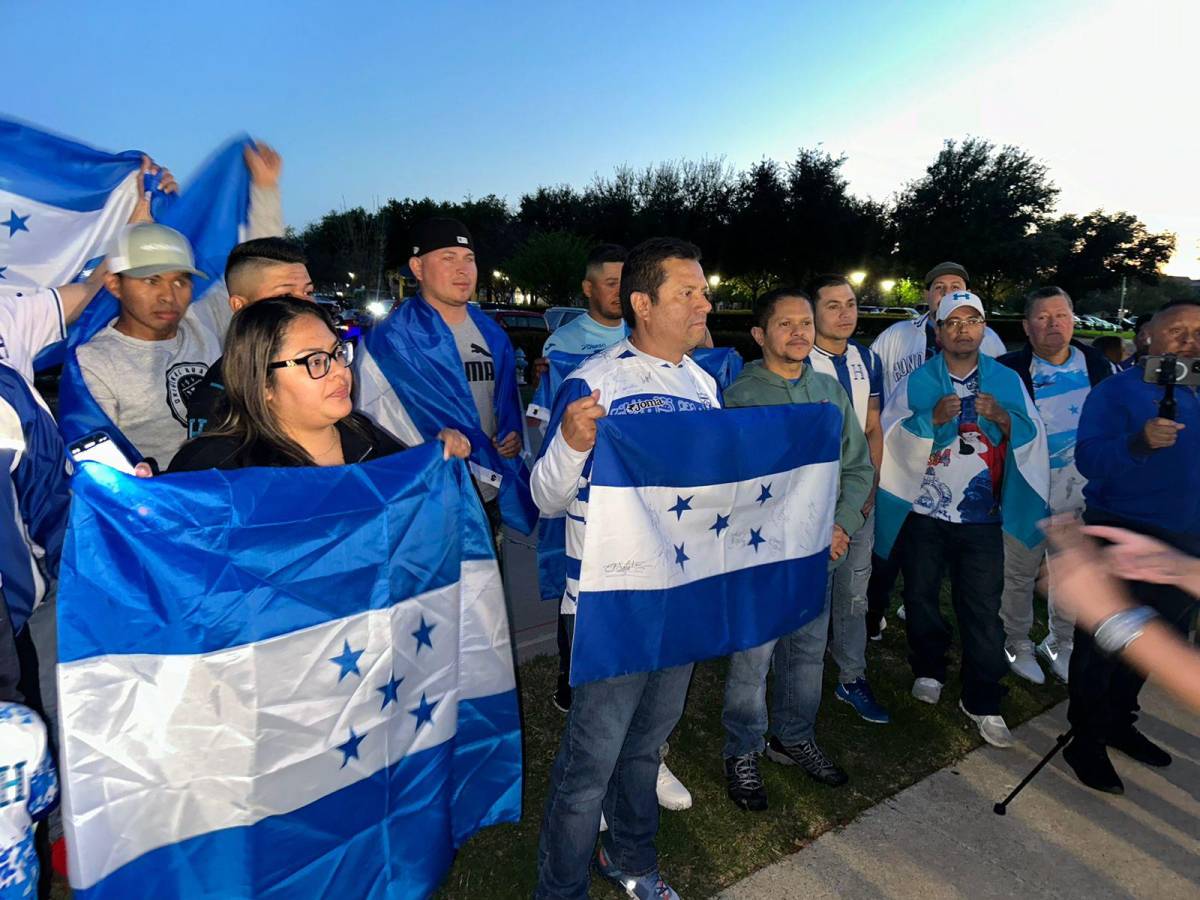 Rougier enamoró y la petición especial de la afición: así fue el histórico banderazo en la previa de Honduras - Costa Rica