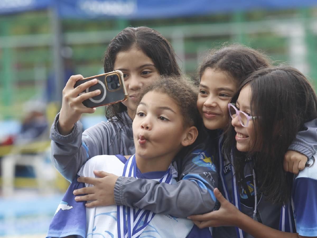 ¡Tremenda adrenalina! Más de 400 atletas de natación dieron gran batalla en campeonato de piscina en SPS