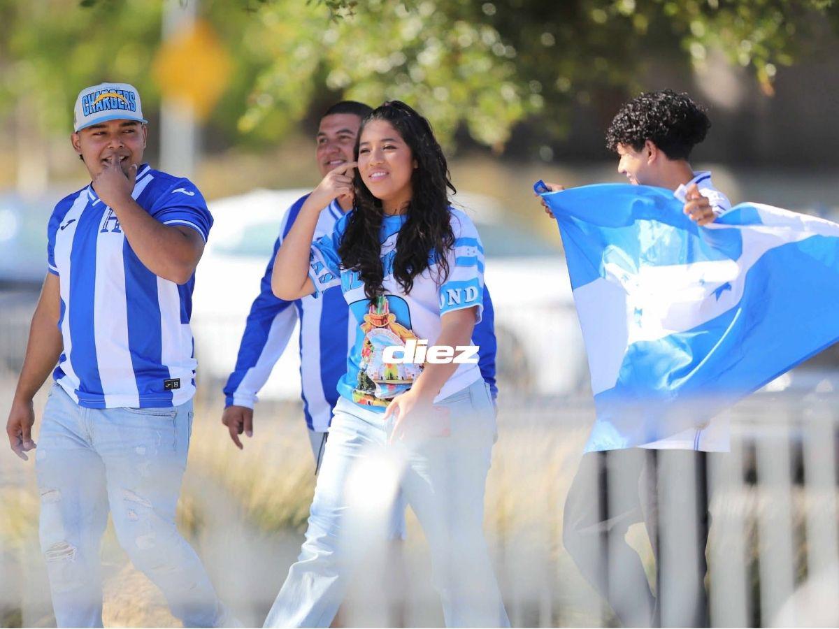 Carrazo con la bandera de Honduras, la loca pancarta, el gringo-catracho, Real España presente y la fiesta en California
