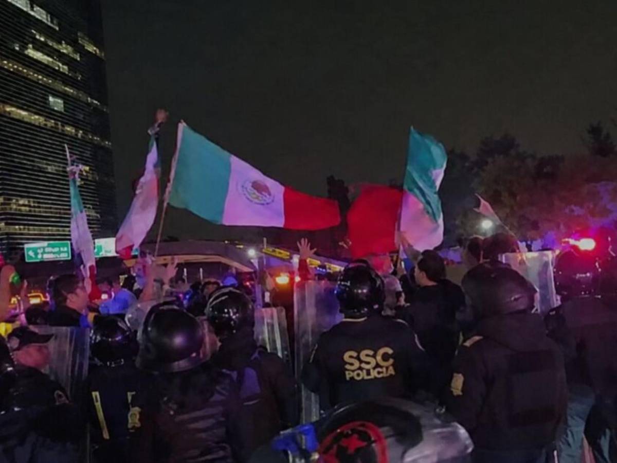 Mexicanos llevaron serenata al hotel de Inglaterra: la policía tuvo que desalojarlos