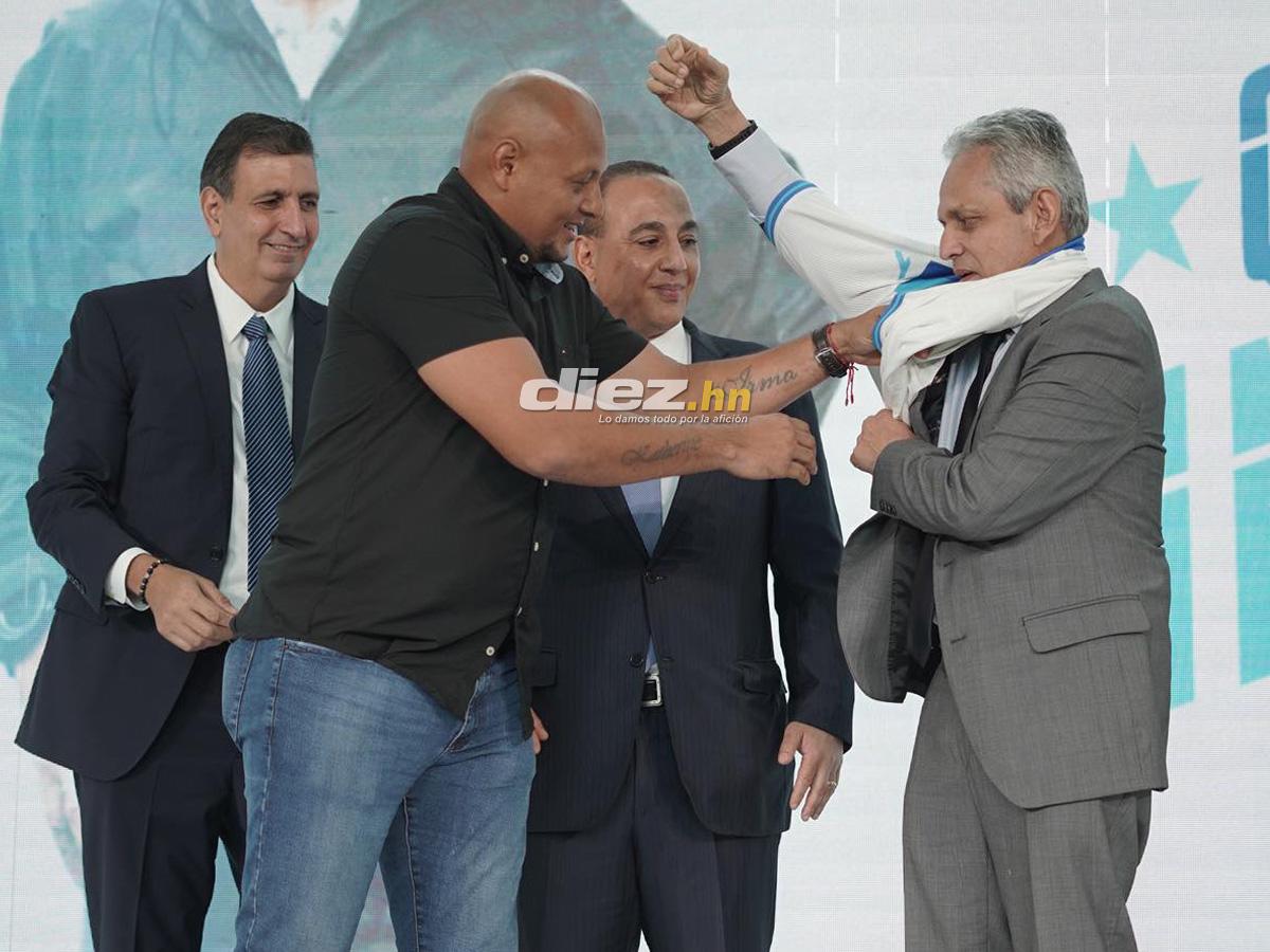 El exmundialista Sergio Mendoza coloca camisa de la H a Reinaldo Rueda: “Tiene un reto difícil, pero no imposible”