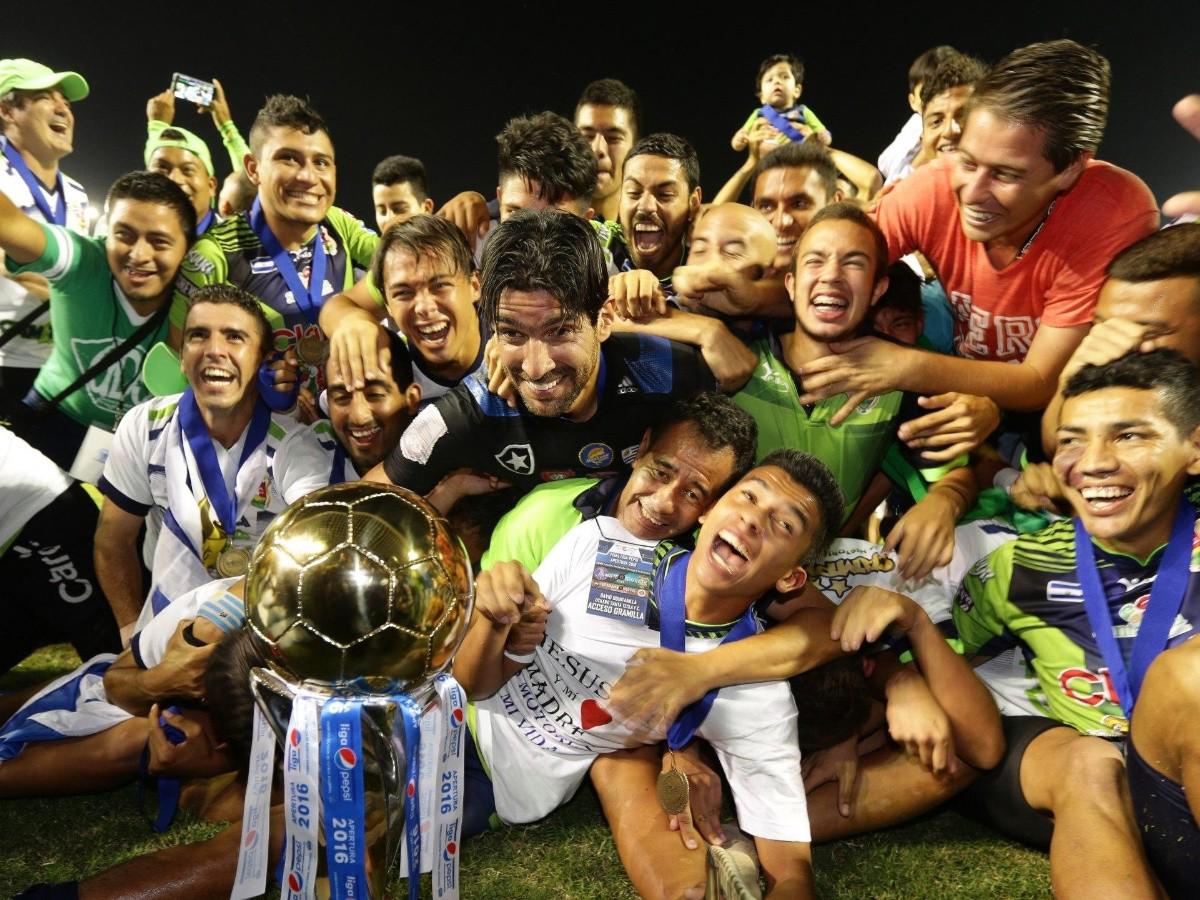 Triste adiós: ¿Por qué en el fútbol de El Salvador desafiliaron al Santa Tecla, campeón de liga, donde figuró 'Loco' Abreu?