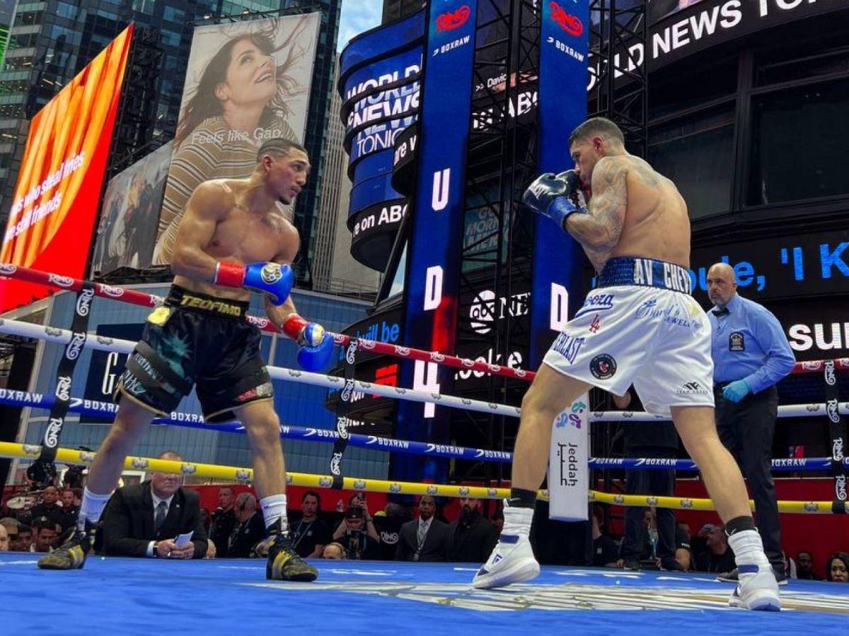 Teófimo López rompe en llanto, albañiles con palco de lujo y eufórica celebración del catracho tras vencer a Barboza