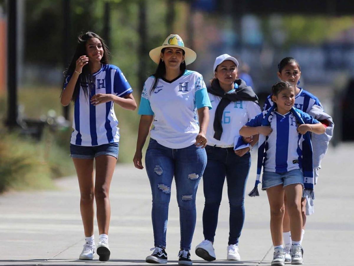 Carrazo con la bandera de Honduras, la loca pancarta, el gringo-catracho, Real España presente y la fiesta en California