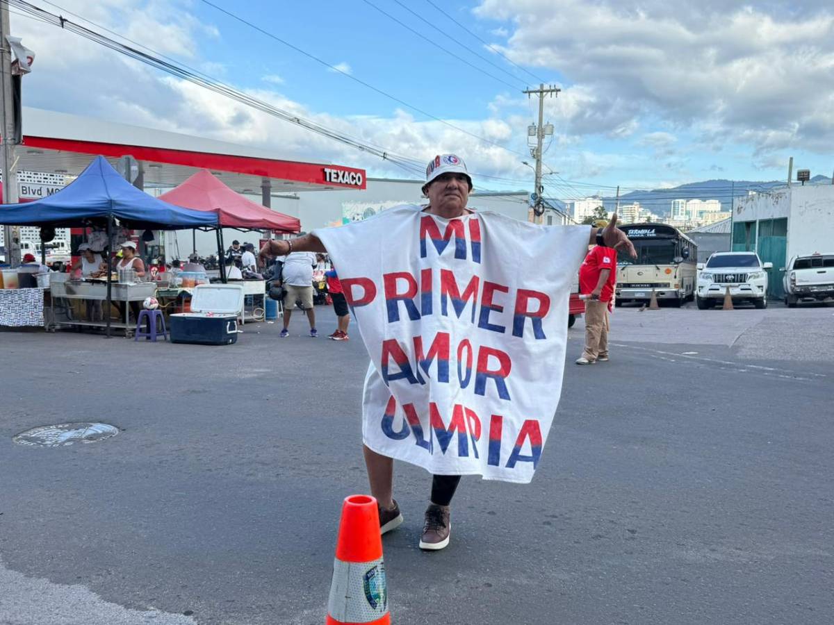 Aficionada se lleva las miradas, lindas fanáticas y la camisa que todos valoran en el Olimpia vs Alajuelense