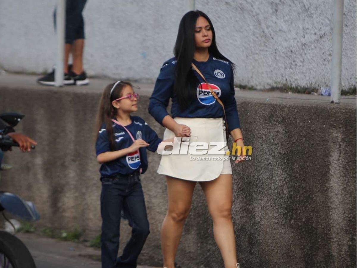 No se vio en TV: aficionadas del Motagua roban suspiros, gestazo de Auzmendi con su novia y fiesta azul en el Nacional