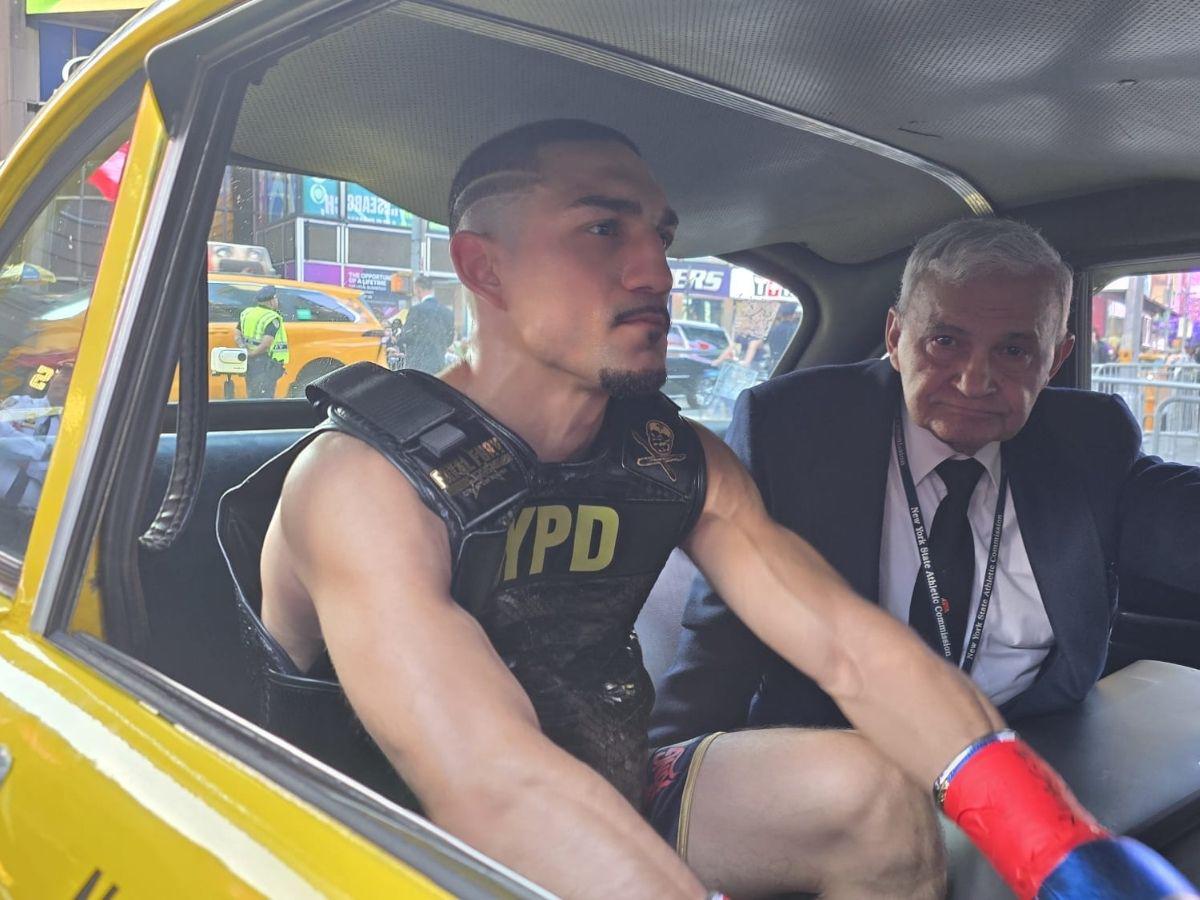 Épica llegada de Teófimo López al Times Square, curioso taxi que lo transportó y Nueva York se paraliza por la pelea del catracho