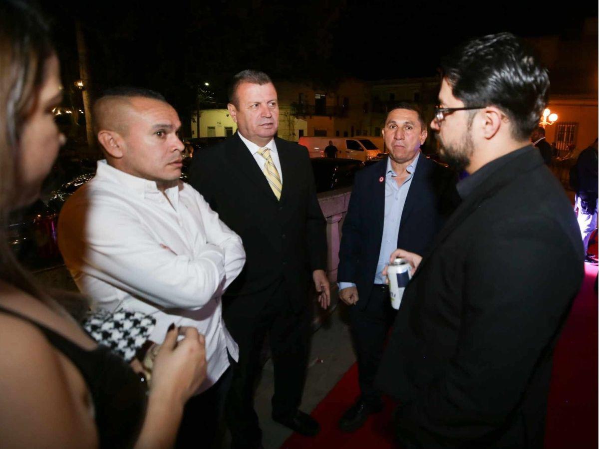 Bellezas, futbolistas y técnicos nominados: Así se vivió la previa de la gala de los Premios Diez en el Teatro Manuel Bonilla