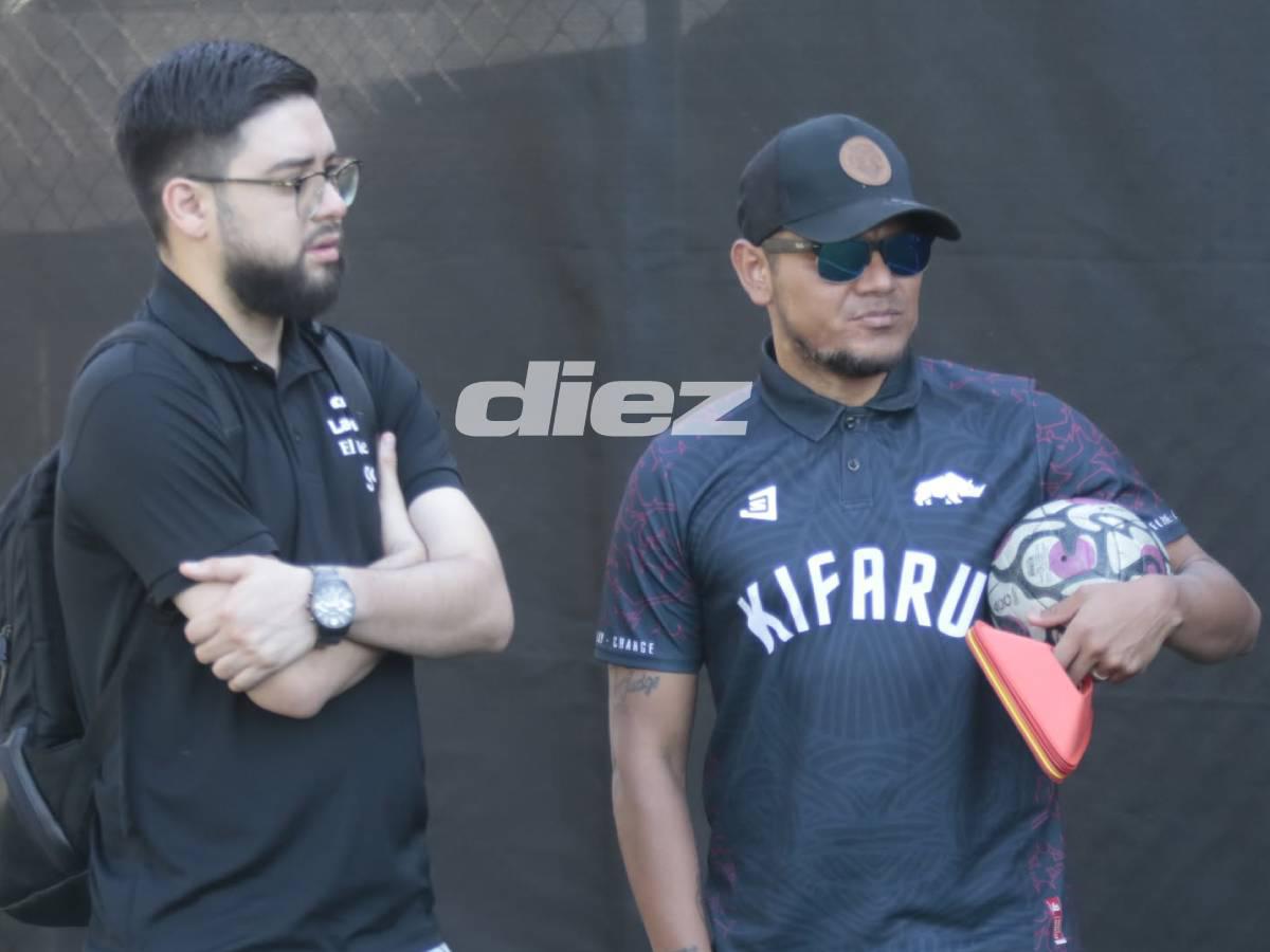 Jafeth Barralaga, periodista de DIEZ, conversando con Mario Martínez.