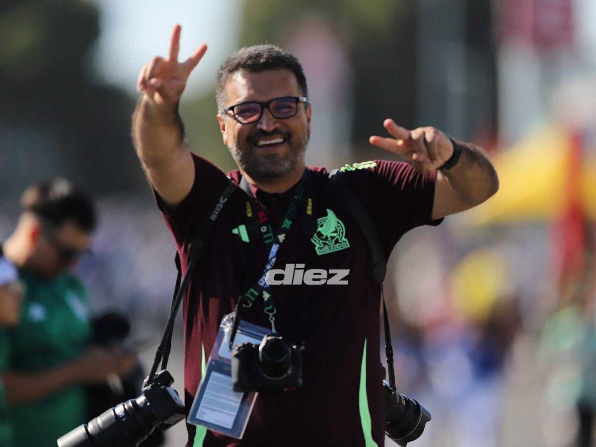 Superman hondureño sorprende, curiosa pancarta dedicada a Honduras, la guapa mexicana y, ¡no hay boletos!