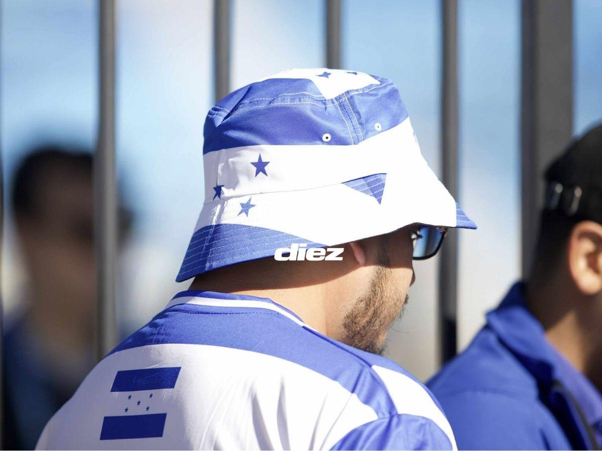 Carrazo con la bandera de Honduras, la loca pancarta, el gringo-catracho, Real España presente y la fiesta en California