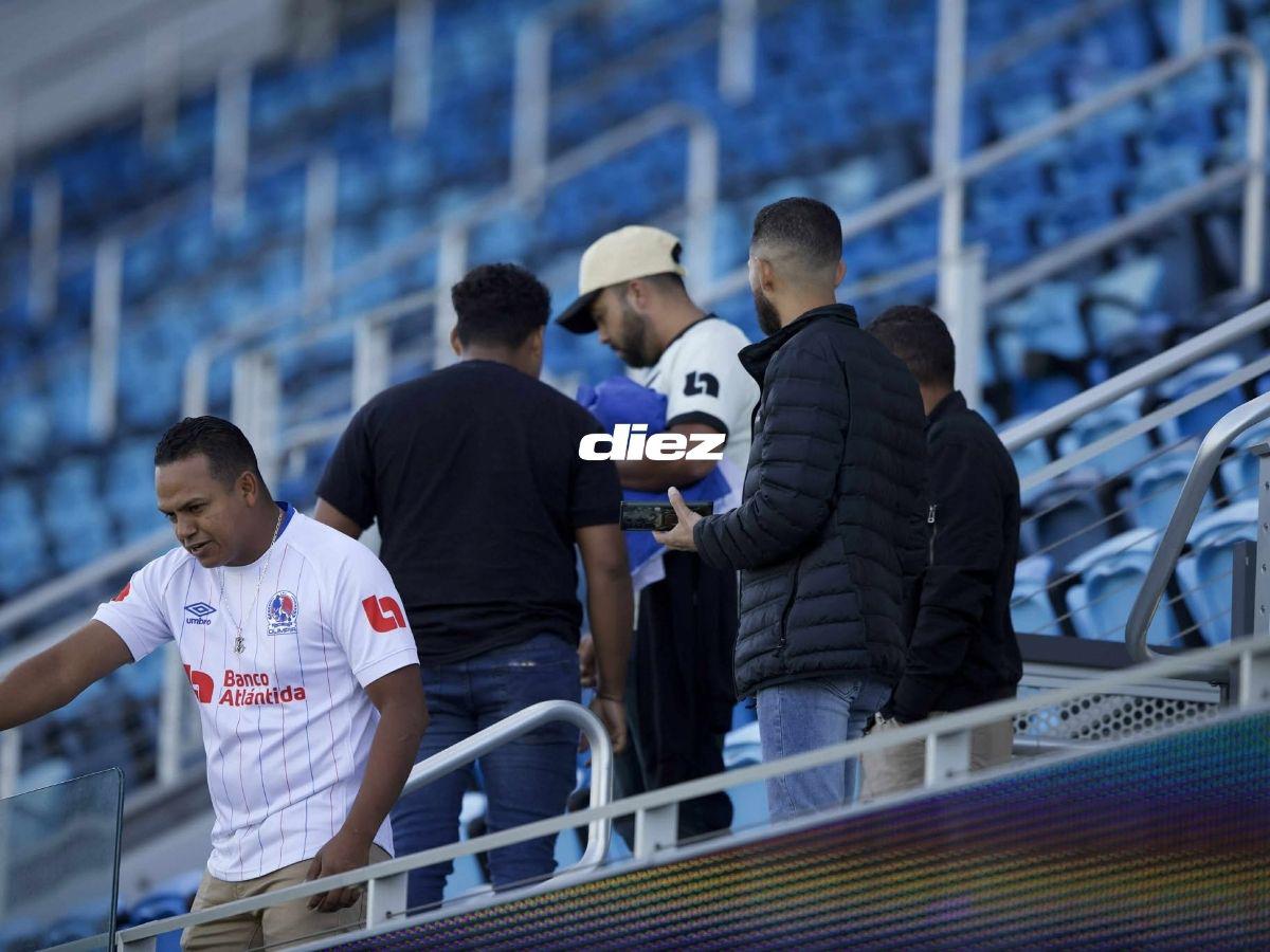 Carrazo con la bandera de Honduras, la loca pancarta, el gringo-catracho, Real España presente y la fiesta en California