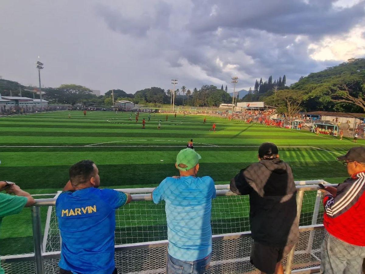 Locura en la colonia San José de la Vega: Fiesta deportiva tras inauguración del complejo de tres canchas sintéticas