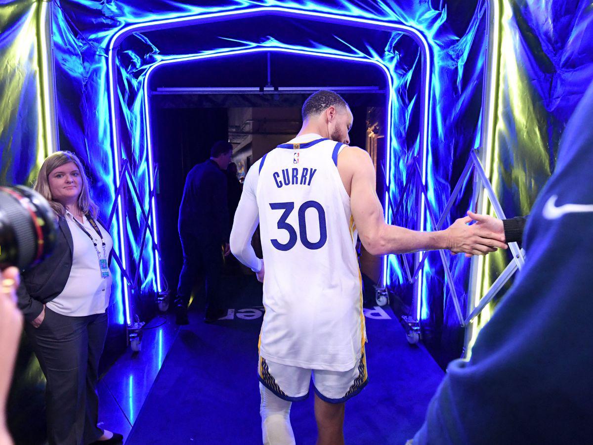 No se vio en TV: jugadores del Barcelona, famosos del cine y los mejores momentos del partido de Warriors ante los Lakers