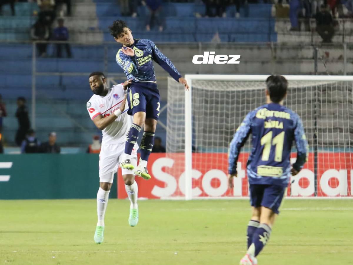 Disputa por el esférico entre Ramón Juárez y el Toro Benguché.