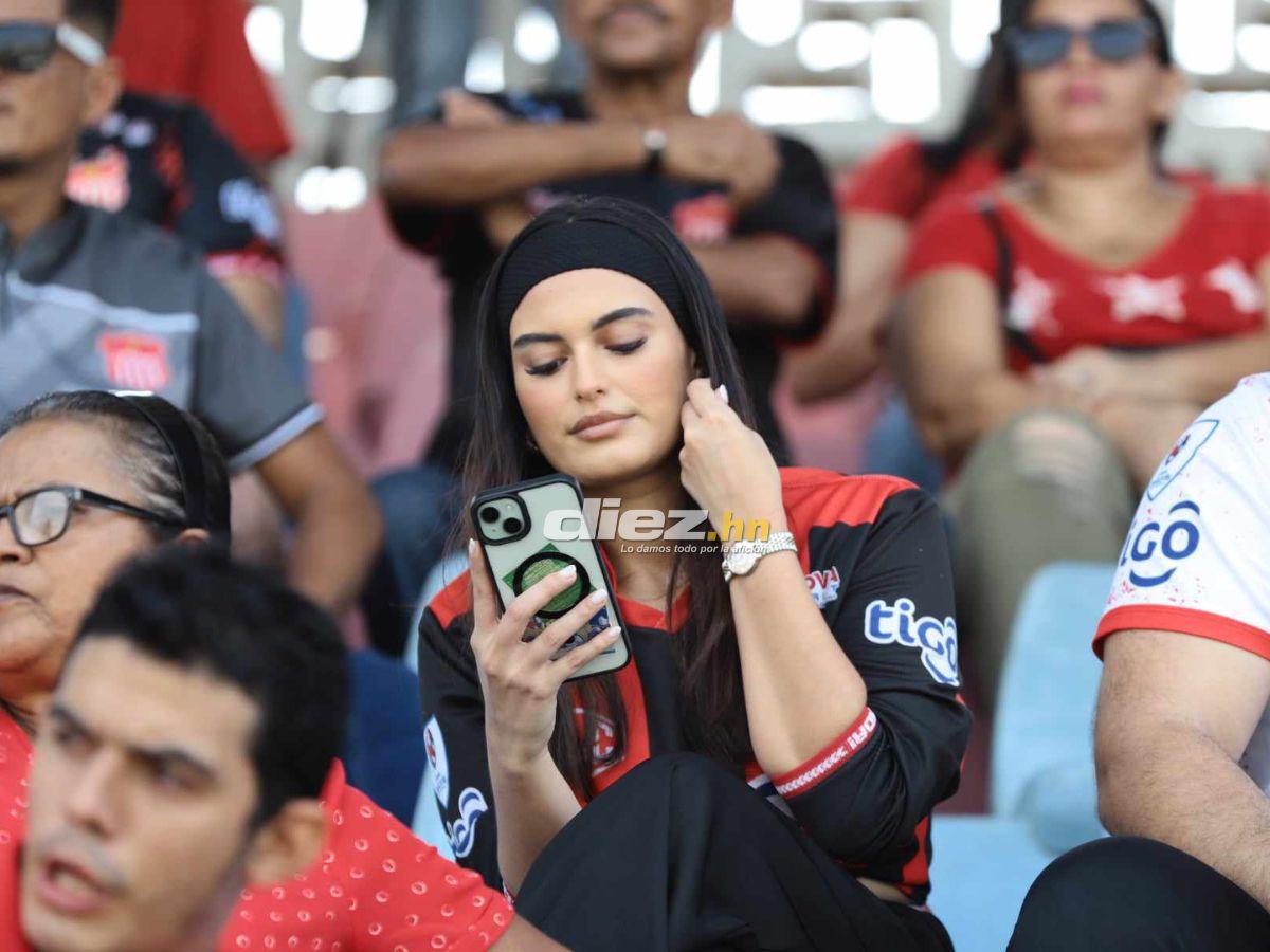 Marea Roja en La Ceiba, bellas hinchas del Vida invaden y aficionado se roba el show con extraño vestuario