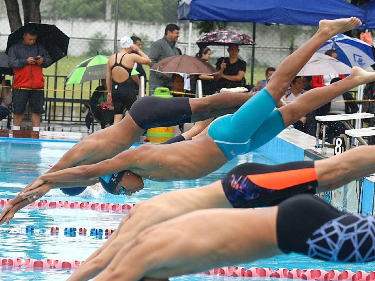 ¡Tremenda adrenalina! Más de 400 atletas de natación dieron gran batalla en campeonato de piscina en SPS