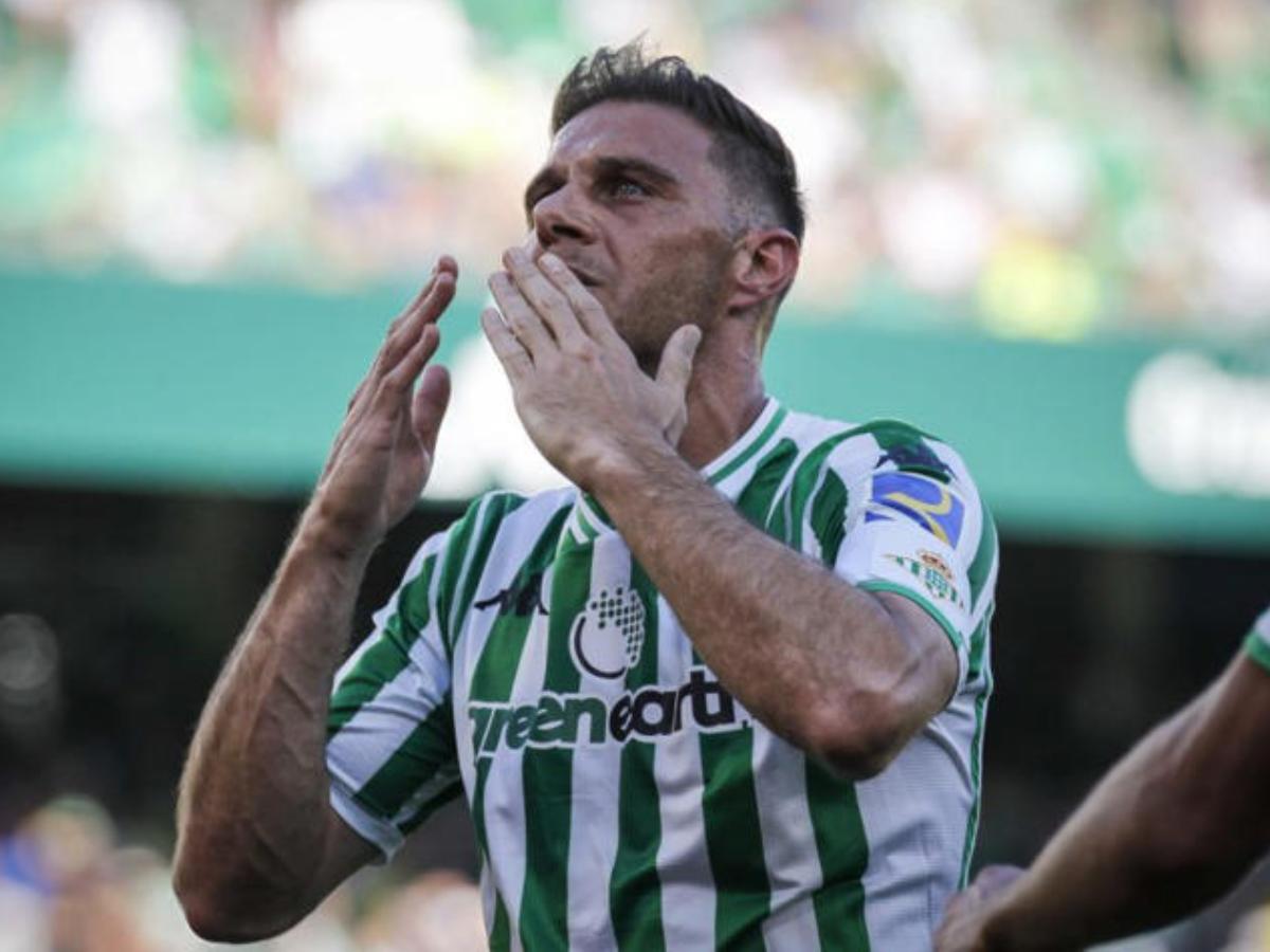 Figura del fútbol en problemas por mensajes íntimos con una modelo: su esposa le habría pedido el divorcio