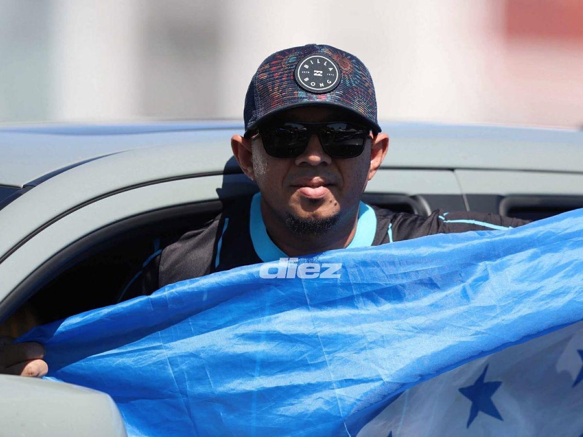 Superman hondureño sorprende, curiosa pancarta dedicada a Honduras, la guapa mexicana y, ¡no hay boletos!