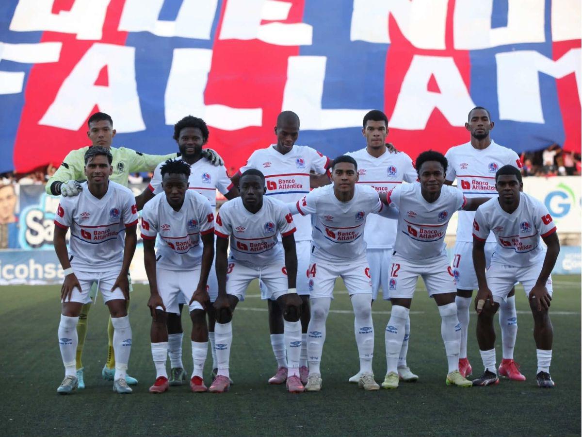 ¿Quién es el chele que debutó con Olimpia? Notición en el león antes de visitar al América y las dos nenas de azul que enamoraron