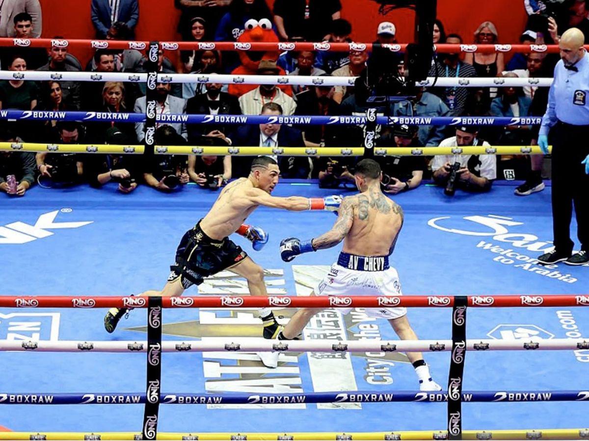 Teófimo López rompe en llanto, albañiles con palco de lujo y eufórica celebración del catracho tras vencer a Barboza