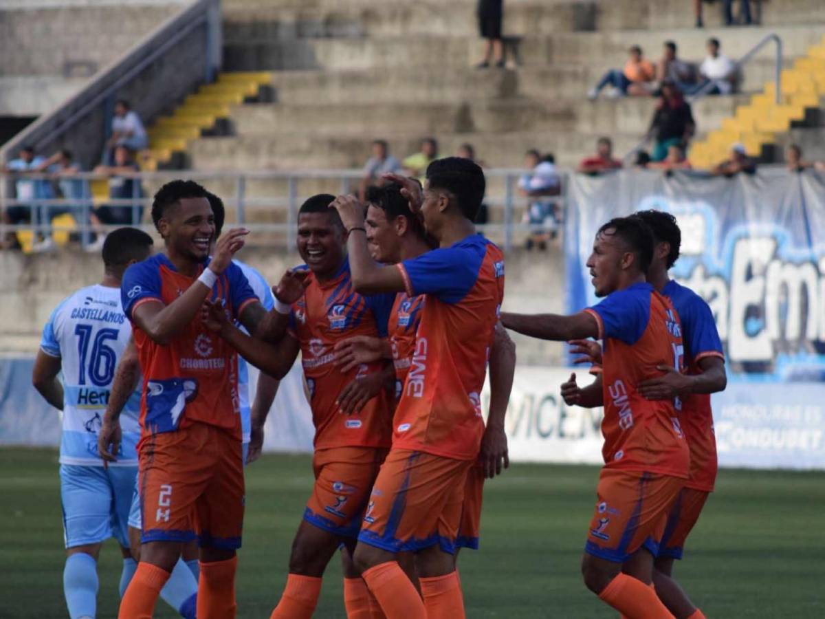 Mujer policía causa furor, promesa de Olimpia sorprende y Benguché responde insulto en el estadio Rubén Deras