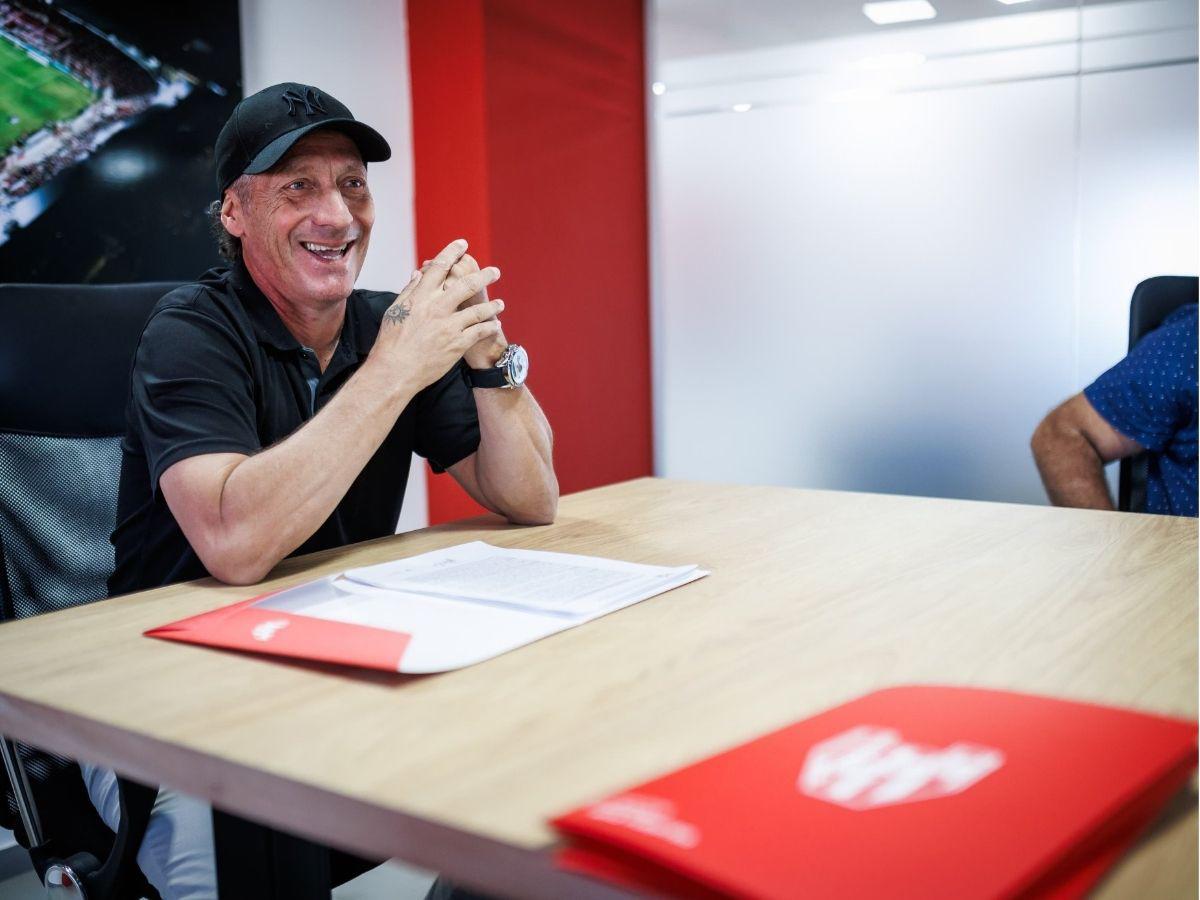 Con la camiseta de Instituto y un invitado de lujo: así fue la presentación de Troglio en su regreso al fútbol de Argentina