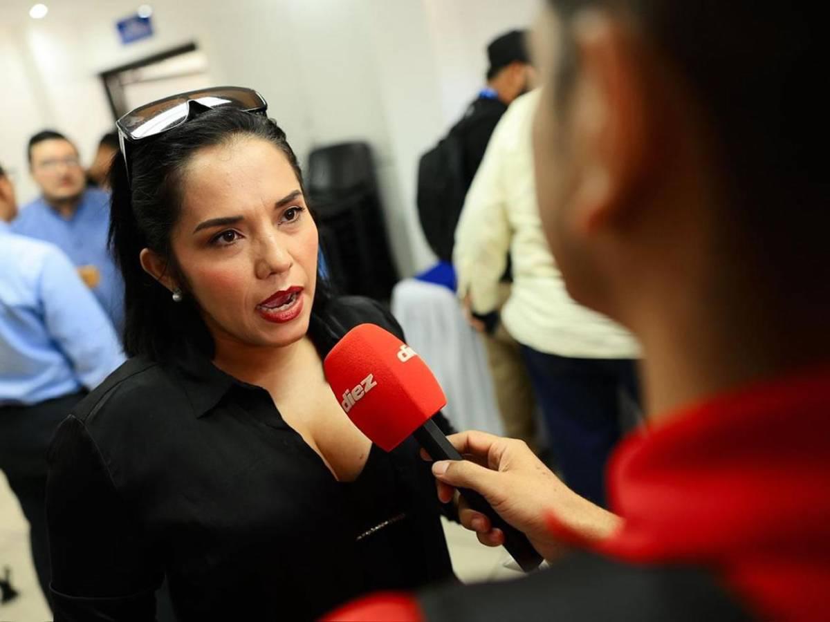 Así es la bella periodista que fue atacada verbalmente por el Fantasma y se defendió